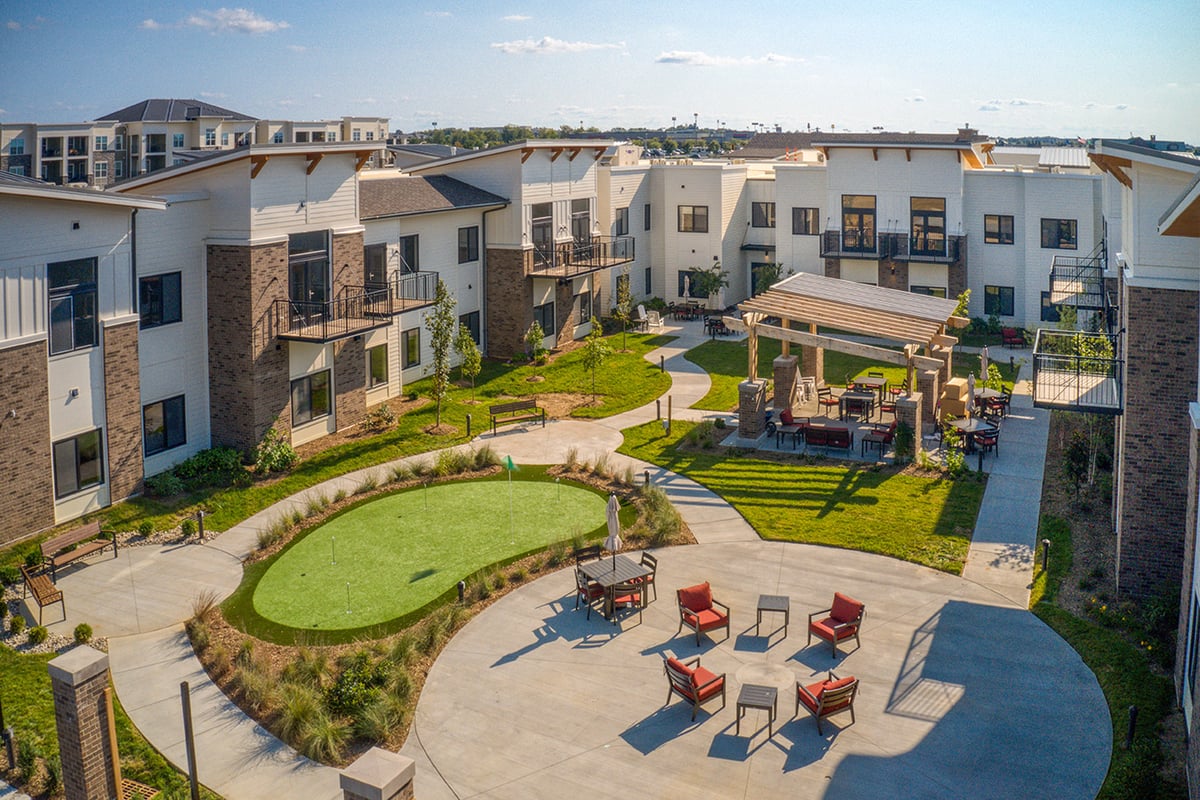 Outdoor-Courtyard-2_Preston-Greens-Senior-Living
